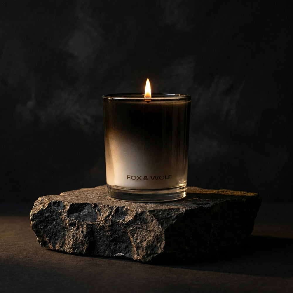 FOX & WOLF Lusaka vela perfumada de lujo en recipiente de vidrio ámbar Vertida a Mano en España